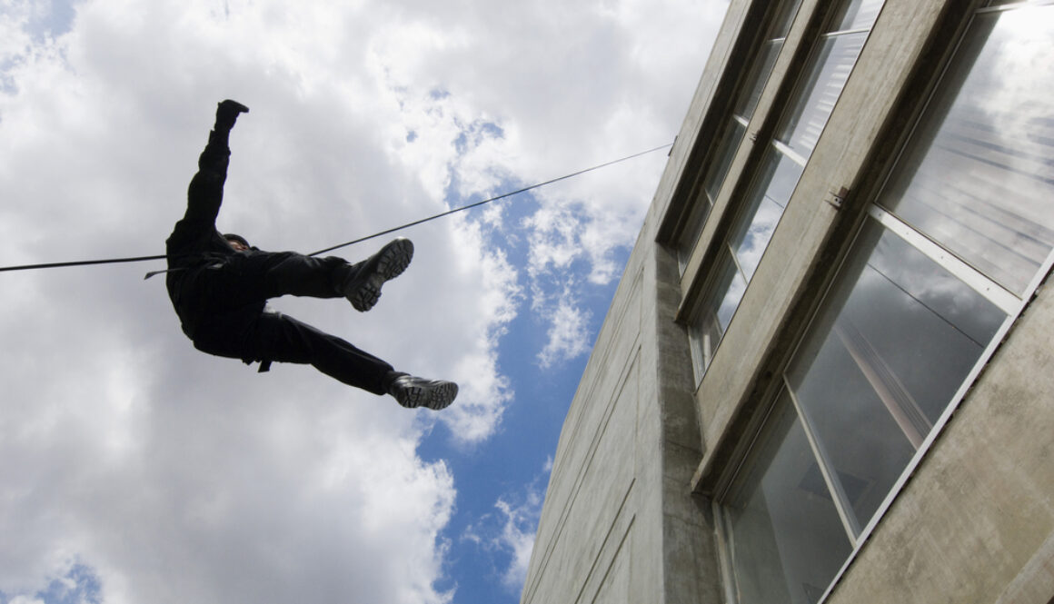 Bildquelle - shutterstock - Military man rappelling down the rope from building - bikeriderlondon