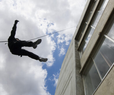 Bildquelle - shutterstock - Military man rappelling down the rope from building - bikeriderlondon