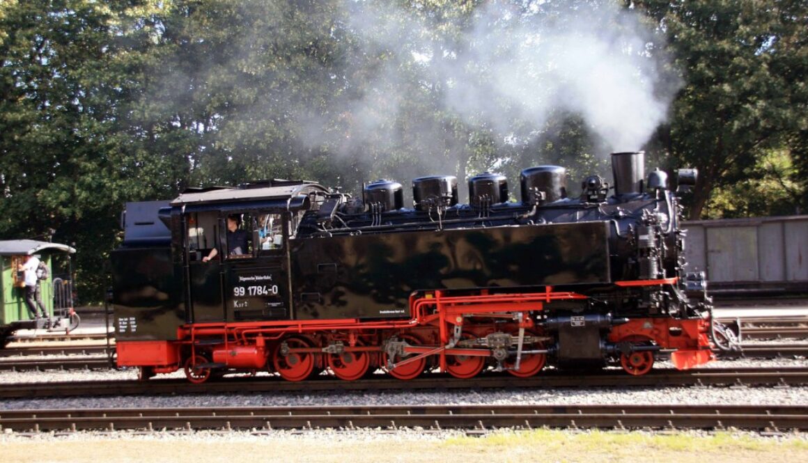 steam-locomotive-455385_1280