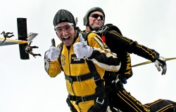 tandem-skydivers-603631_1280