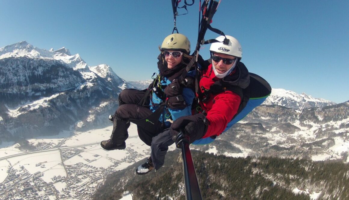 volaris-paragliding-231195_1280